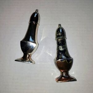 Oneida silver plated salt and pepper shakers